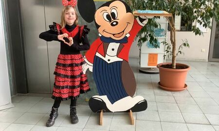 Mädchen mit Mickey Maus