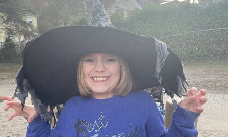 Mädchen mit großem Hexenhut