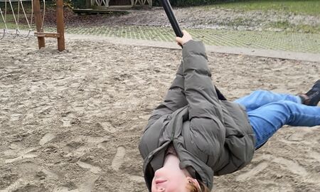 Ein junge baumelt kopfüber an einem Seil am Bug des Piratenschiffes