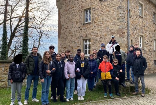 Gruppenbild vor der Jugendburg mit allen Schülern und Schülerinnen