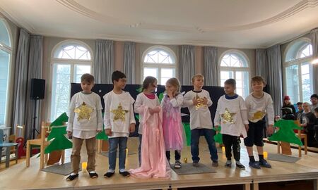 Die Schauspielerkinder verneigen sich vor dem Publikum