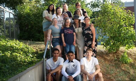 SchülerInnen und ErzieherInnen stehem zusammen für ein Foto.