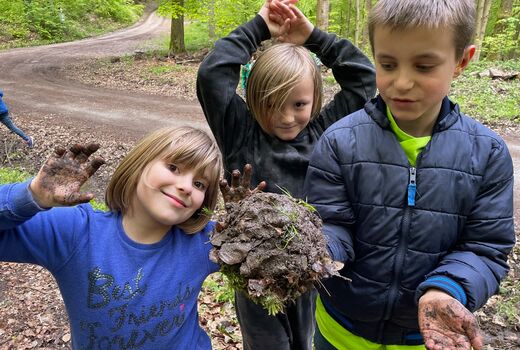 Kinder bauen mit Matsch
