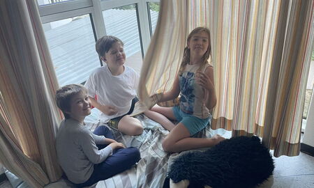 Kinder spielen ein Spiel