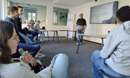 Ein Schülerin spricht in ein Handmikrofon