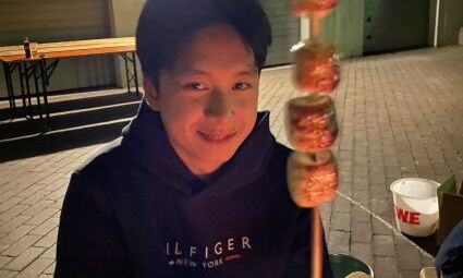 Ein Junge mit Marshmallows an einem Stock