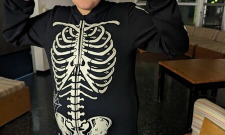 Ein verkleideter Schüler posiert