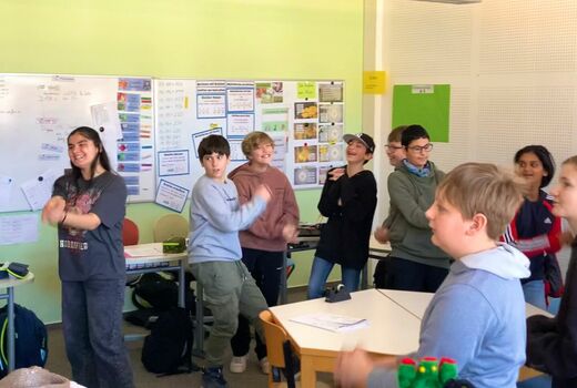 Schülerinnen und Schüler albern im Klassenzimmer herum