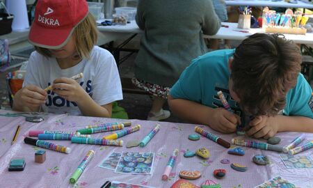 Kinder bemalen Steine