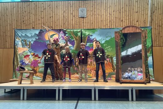 Vier Kinder auf der Bühne der Opernretter drei Jungs und ein Mädchen