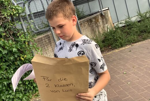 Wir haben einen rätselhaften Brief auf dem Schulhof gefunden.