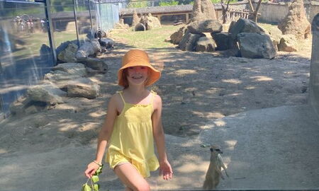 Mädchen mit Erdmännchen