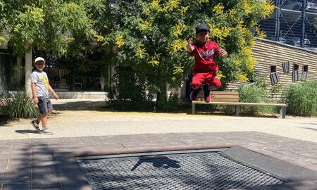 Ein Junge springt Trampolin