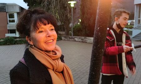 Eine Erzieherin trägt eine Fackel.