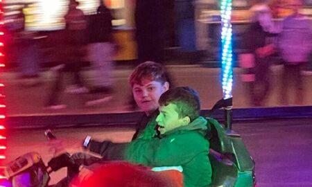 Zwei Schüler fahren Autoscooter