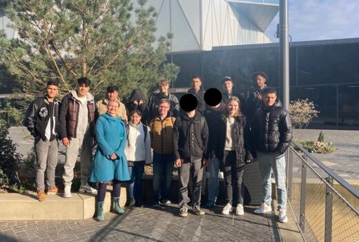 Die SchülerInnen der VABO und der 3SBFW1 mit Frau Bassenberg vor dem Gebäude der Experimenta