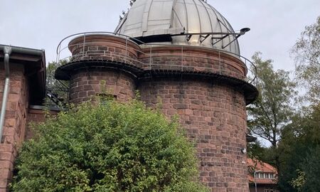 Ein Turm des Astronomischen Institutes Heidelberg in dem ein großes Weltraumteleskop eingebaut ist