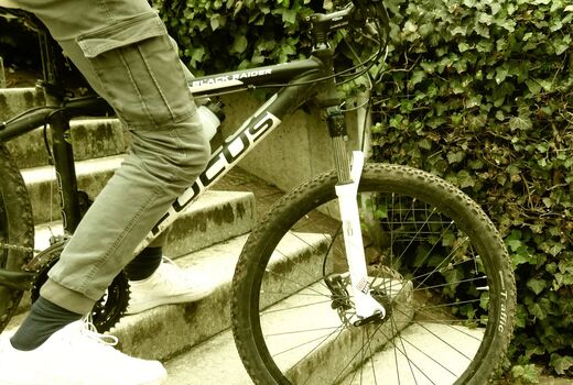 Ausschnitt eines Bildes, Abfahrt mit dem Mountainbike von einer Treppe