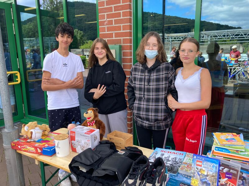Ein Schülerteam verkauft am Flohmarktstand