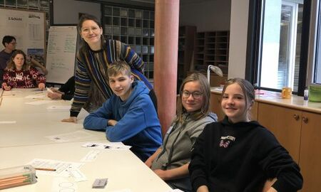 Jugendliche arbeiten an Arbeitsblättern