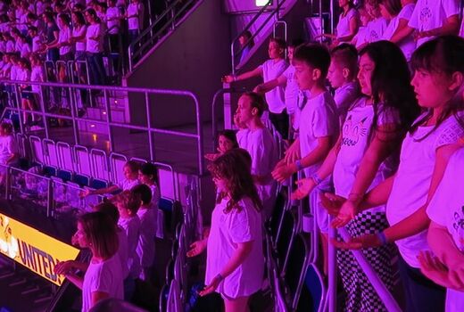 Kinder singen konzentriert