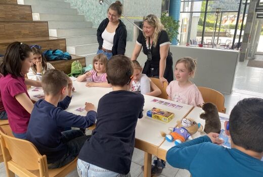 Kinder spielen im Foyer des Internates Gesellschaftsspiele