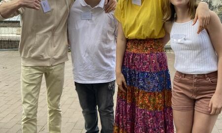 Ein Team aus zwei Mädchen und zwei Jungen