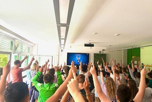 Schuelerinnen und Schueler bei der Probe fuer uk united