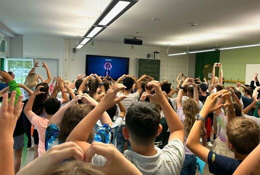 Schuelerinnen und Schueler bei der Probe fuer uk united