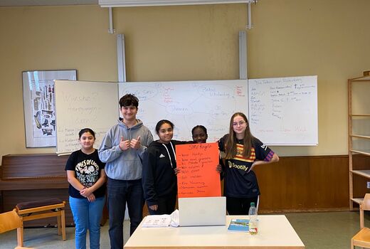 Schüler und Schülerinnen stellen ihre Projektergebnisse vor