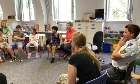 ein Polizist wartet ab