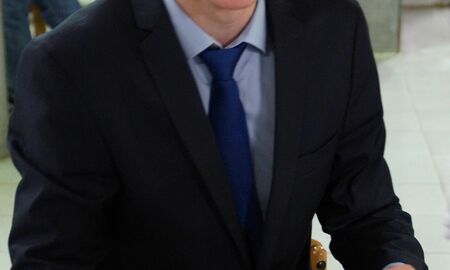 junger Mann im Anzug mit Pokerchips