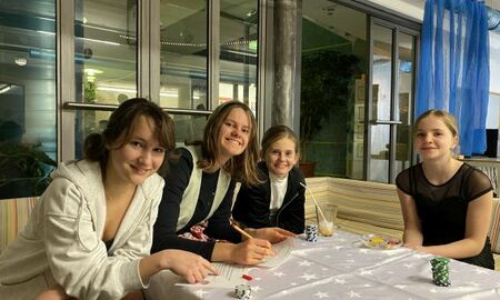 vier junge Damen machen Pause