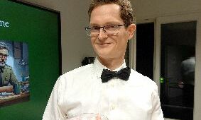 Ein Kellner präsentiert eine Schale mit Essen