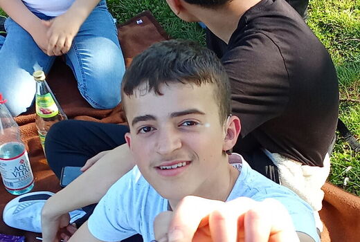 Ein Schüler zeigt das eingetauschte Spielzeugschwein in die Kamera