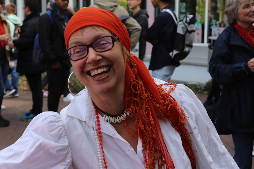 Eine Frau lacht in die Kamera.