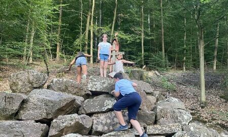 Kinder klettern auf einen Steinhaufen