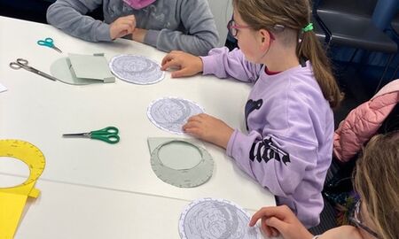 Kinder basteln einen Sternenkreis