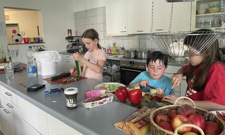 Kinder helfen beim Kochen