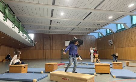 Kinder spielen Parcours