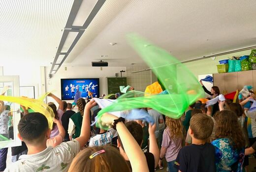 Schuelerinnen und Schueler bei der Probe fuer uk united