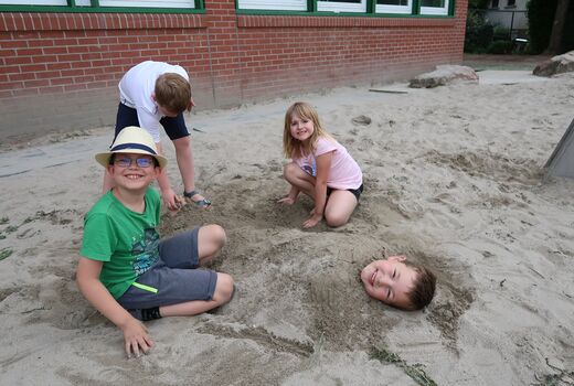 Wir durften ganz ohne andere Kinder auf dem Spielplatz im Sand spielen.