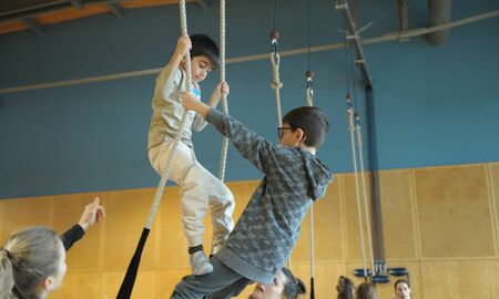Kinder üben am Trapez