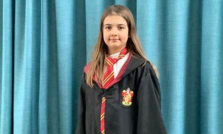 Mädchen als Hermine verkleidet