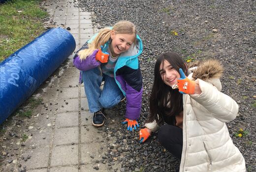 Zwei Schülerinnen bei der Sammelarbeit