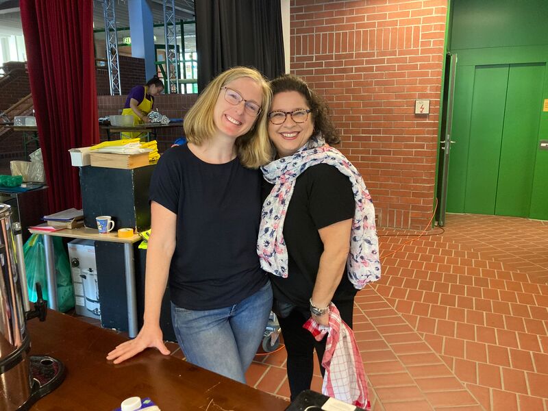 Zwei fleißige, strahlende Helferinnen des Elternbeirats bei der Kaffeeausgabe