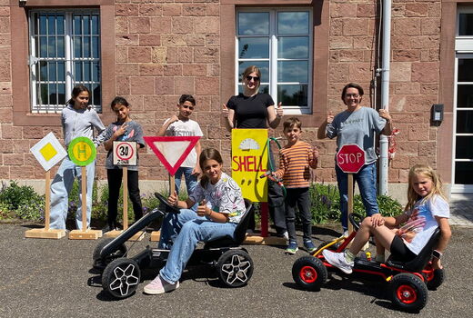 Die selbstgebauten Straßenschilder und die Tanksäule werden präsentiert