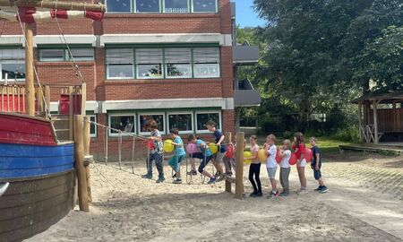 Kinder bilden Luftballonschlange