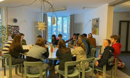 Jugendliche essen zusammen