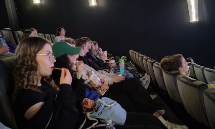 Kinobesucher beim Popcorn essen